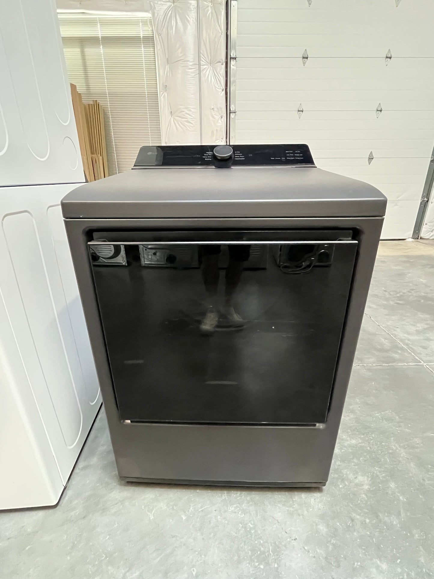 7.3 cu. ft. Ultra Large Capacity Rear Control Electric Dryer with LG EasyLoad™ Door and AI Sensing
